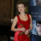 Simona Prasková zvolila červené sametové šaty, které měly to nejlepší za sebou.