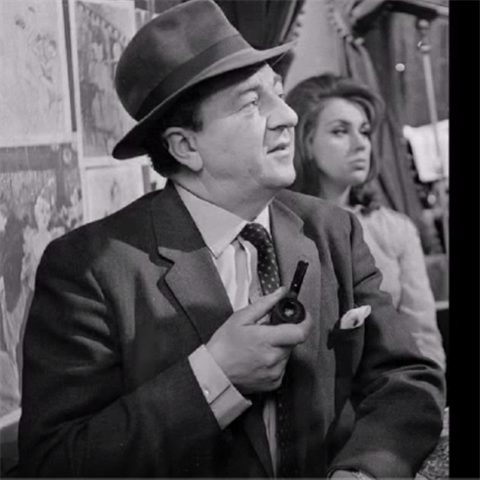 Rupert Davies jako komisa Maigret.