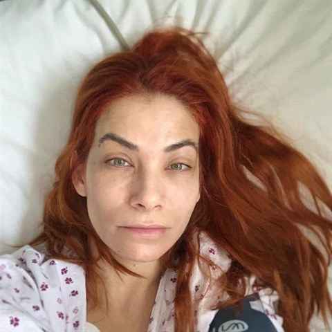 Eva Decastelo zveřejnila fotografie z nemocničního lůžka.