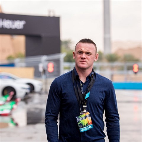 Wayne Rooney na zvodech formul s elektrickm pohonem. Prv po nich byl zaten na letiti.