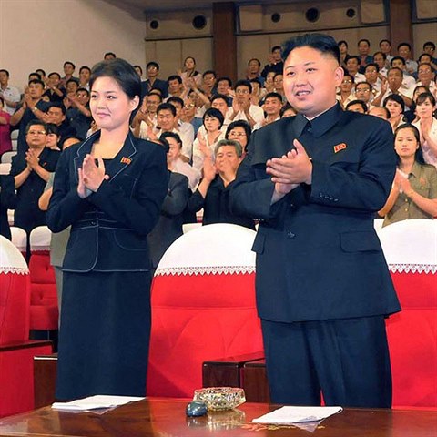 Kim ong-un s manelkou tleskaj vystoupen skupiny Moranbong.