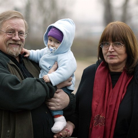Daniel Kroupa s manelkou a vnukou
