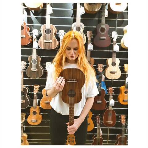 Iva Pazderkov miluje ukulele.