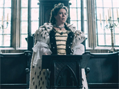 Olivia Colman ve filmu Favoritka (2018) jako britská královna Anna.