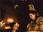 Olivia Colman (vpravo) ve filmu Favoritka (2018) jako britská královna Anna.