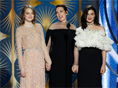 Olivia Colman (uprosted) a její dvorní dámy z filmu Favoritka (2018).