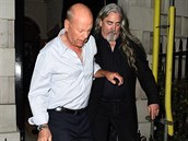 Bruce Willise musela z klubu vyprovázet jeho ochranka.