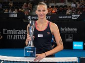 Karolína Plíková s trofejí za triumf v Brisbane.