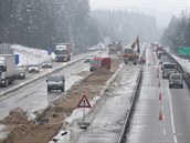 Práce na dálnici D1 mezi Vtrným Jeníkovem a Humpolcem musely být perueny.
