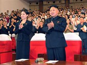 Kim ong-un s manelkou tleskají vystoupení skupiny Moranbong.