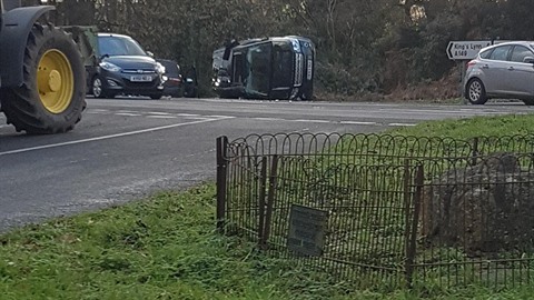 Princ Filip pevrátil svj vz a nakonec skonil na boku v míst idie.