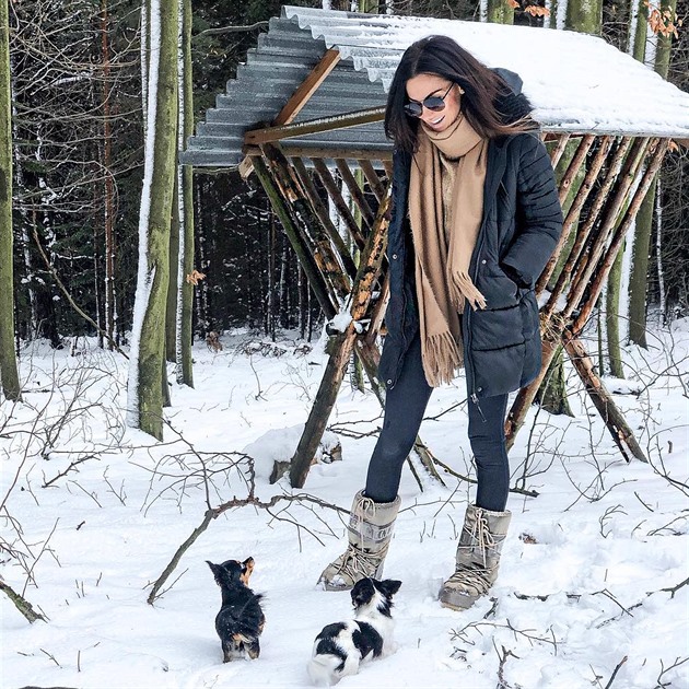 Elika Buková se svými psími miláky u jezera Katlov