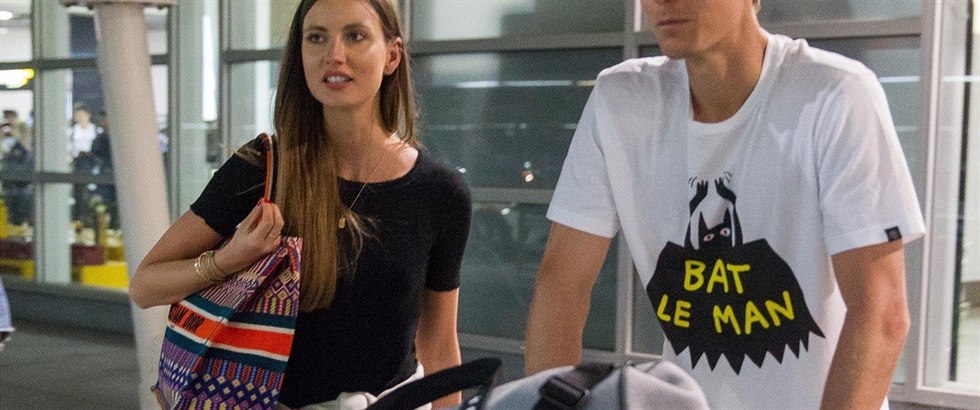 Tomá Berdych s manelkou Ester po píletu do Austrálie.