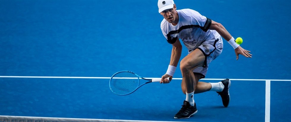 Tomá Berdych zmnil hru, daleko astji vyráí do útoku na sí.