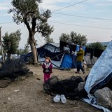 Záběry z přeplněného tábora na ostrově Lesbos.