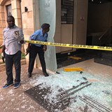 Jeden z útočníků se odpálil ve vstupní hale hotelu.