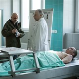Cyril Drozda jako patolog v seriálu Rapl, kde se potkává i s Hynkem Čermákem