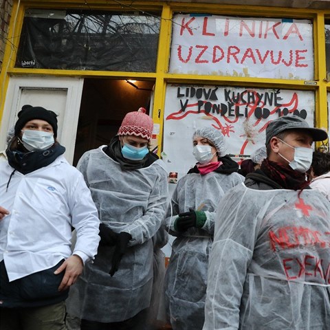 Lid protestovali proti vyklizen Kliniky.
