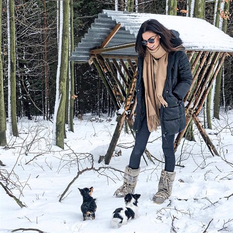 Eliška Bučková se svými psími miláčky u jezera Katlov