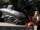 Tragédii ponorky Kursk pipomíná spousta památník.