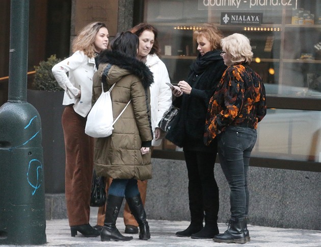 Barbora Munzarová se známými a svou dcerou Annou před pražským hotelem Alcron