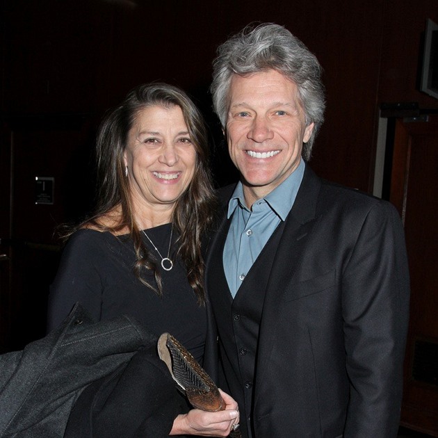 Jon Bon Jovi zachránil život: Přesvědčil ženu, aby neskákala z mostu. Policie mu nyní vyjadřuje obdiv