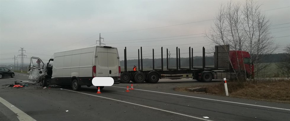 Nehoda se stala u Nového Dvora na hlavním tahu mezi eskými Budjovicemi a Pískem.