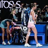 Karolína Plíšková odchází z kurtu po prohře v semifinále Australian Open.