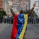 Protestujc tv v tv venezuelsk policii.