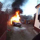 Seniora na Vyškovsku vytáhl z hořícího vozu soused.