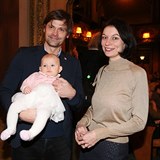 Marek Hiler s manelkou Monikou a dcerkou, kter o sob dvala v kin vdt....