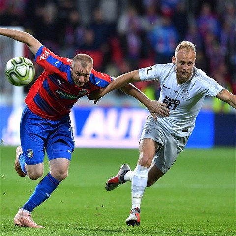 Semih Kaya v souboji s plzeskm tonkem Michaelem Krmenkem.