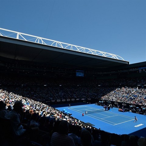 Zpas Karolny Plkov se Serenou Williamsovou se hrl v Rod Laver Aren.