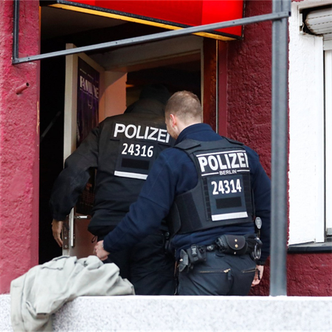 Policist prohledvali soukrom byty i restaurace.