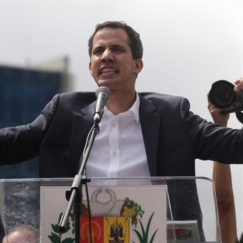 Juan Guaid� se prohl�sil prezidentem Venezuely. M� podporu zahrani�n�ch...