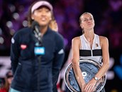 Petra Kvitová s trofejí pro poraenou finalistku Australian Open.