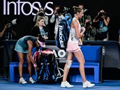 Karolína Plíková odchází z kurtu po prohe v semifinále Australian Open.