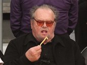 Nicholson si dává do nosu.