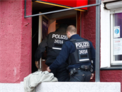 Policisté prohledávali soukromé byty i restaurace.
