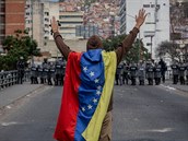 Protestující tváí v tvá venezuelské policii.