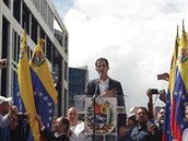 Juan Guaidó pi svém projevu.