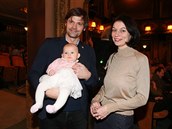 Marek Hiler s manelkou Monikou a dcerkou, která o sob dávala v kin vdt....