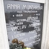 Ve Smiřicích má rodina Munzarů rodinnou hrobku.