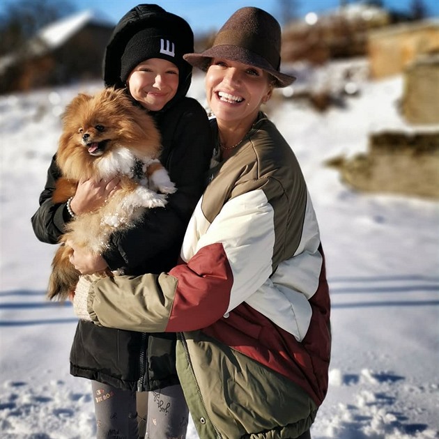 Dara Rolins s dcerou Laurou a psím mazlíkem si uívají i eskou zimu. Rozhodn neplatí, e ji celou musí strávit v tropech.