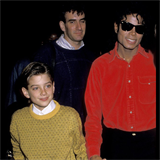 Michael Jackson s Jamesem Safechuckem, kter dnes jako dospl vypovd v novm...