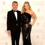 Premiér Andrej Babiš s manželkou Monikou, která zvolila černu róbu, se kterou...