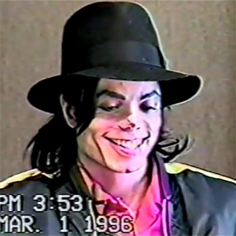Jackson na nahrávce z roku 1996. Zpěvák se nepřirozeně směje, když se ho...