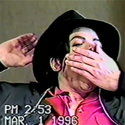 Michael Jackson se pi vslechu nepirozen vrt, pedstran zv a smje se.