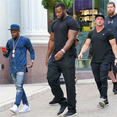 Boxer Mayweather v obklopen svch obch kumpn