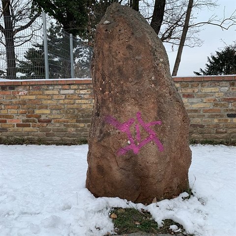 Pravk keltsk menhir nedaleko domu Daniela Landy posprejoval neznm vandal.